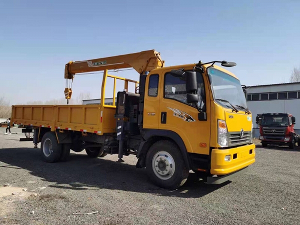 重汽5.4米貨箱6.3噸隨車(chē)吊